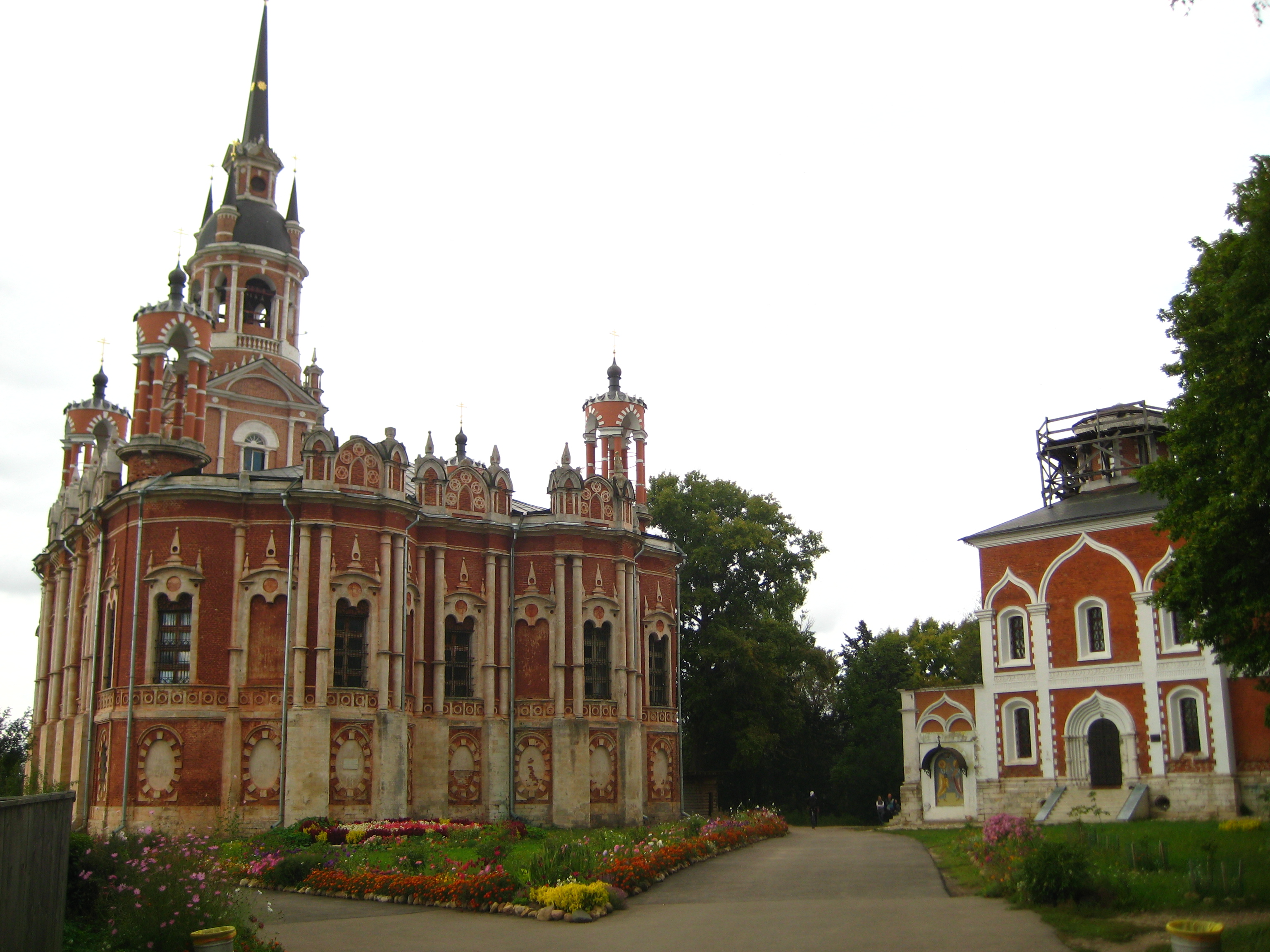 Соборная гора в Можайске: Ново-Никольский и Петропавловский соборы. Фото shakko.