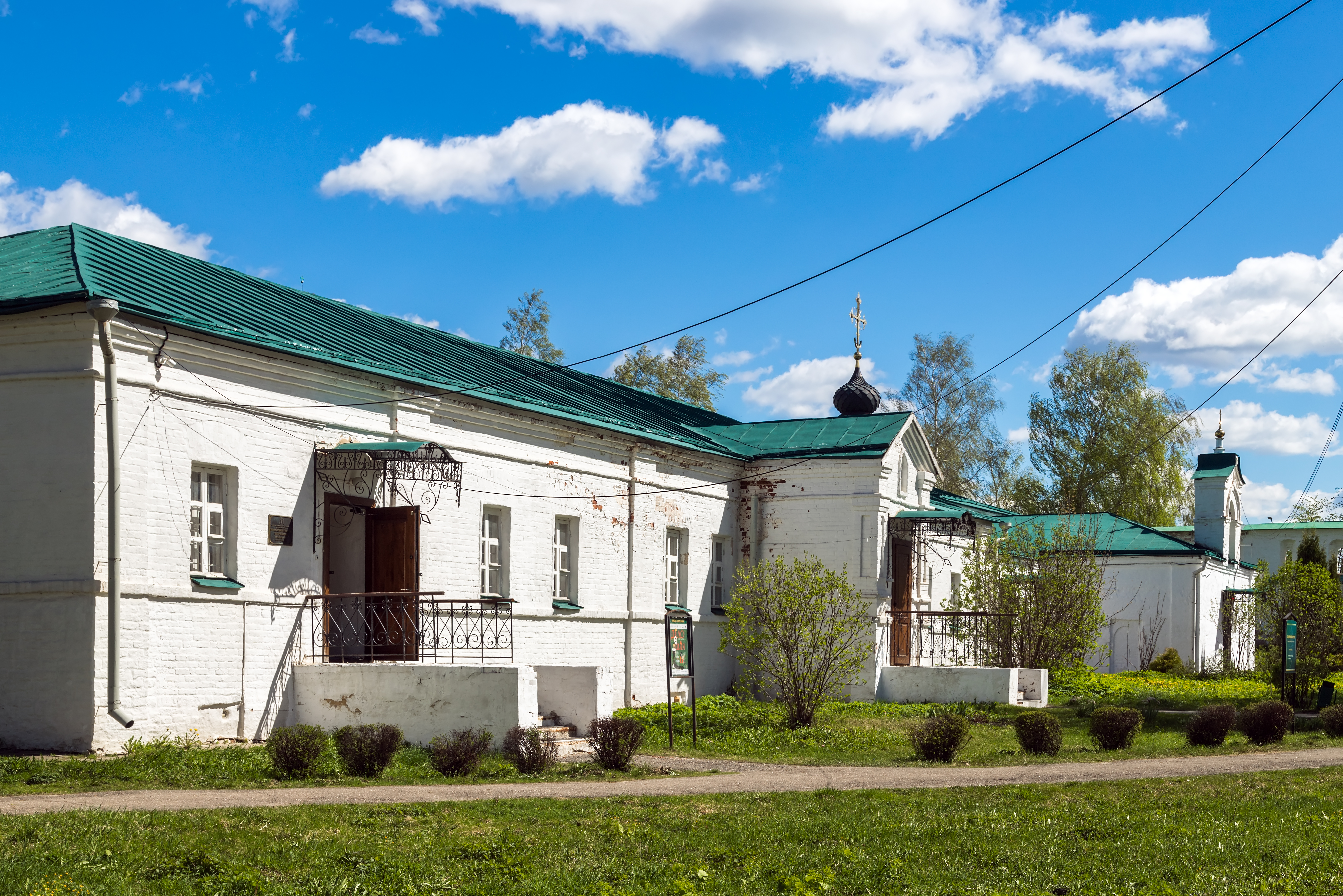Сретенская церковь с невысоким белым больничным корпусом в Александровской слободе