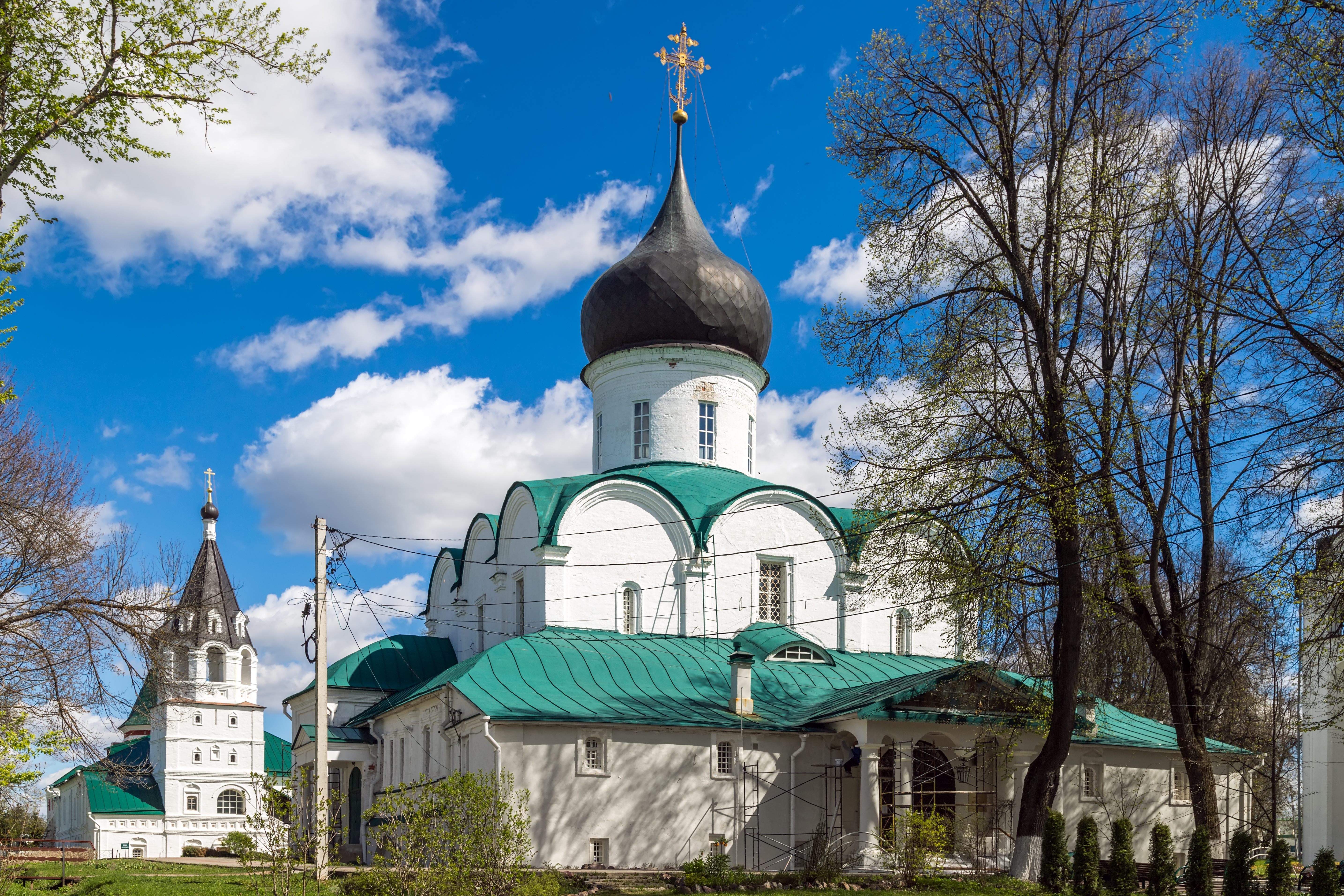 Белокаменный Троицкий собор Александровской слободы с тёмной главой