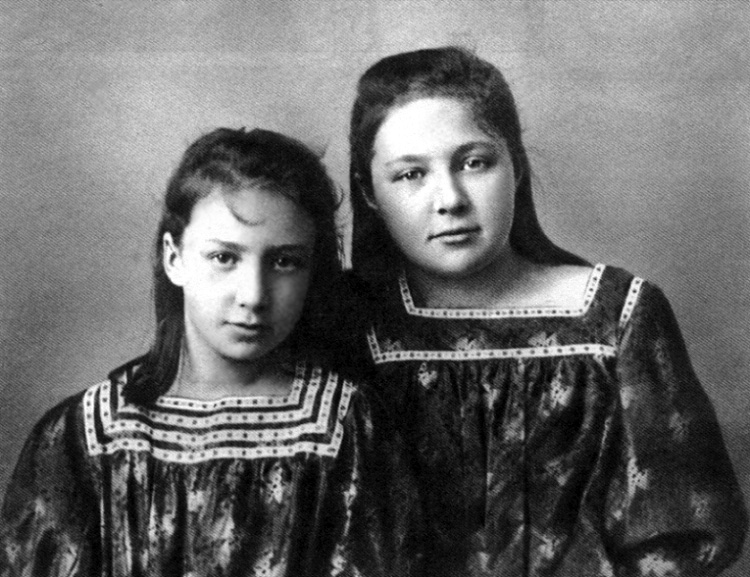 Анастасия Цветаева слева и Марина Цветаева справа на совместной фотографии