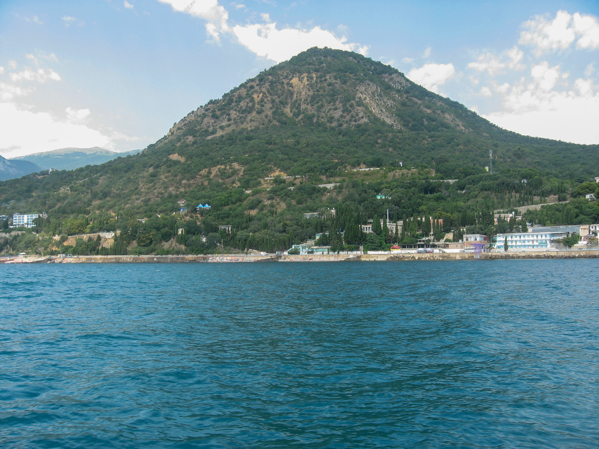 Алуштинское побережье и гора Кастель