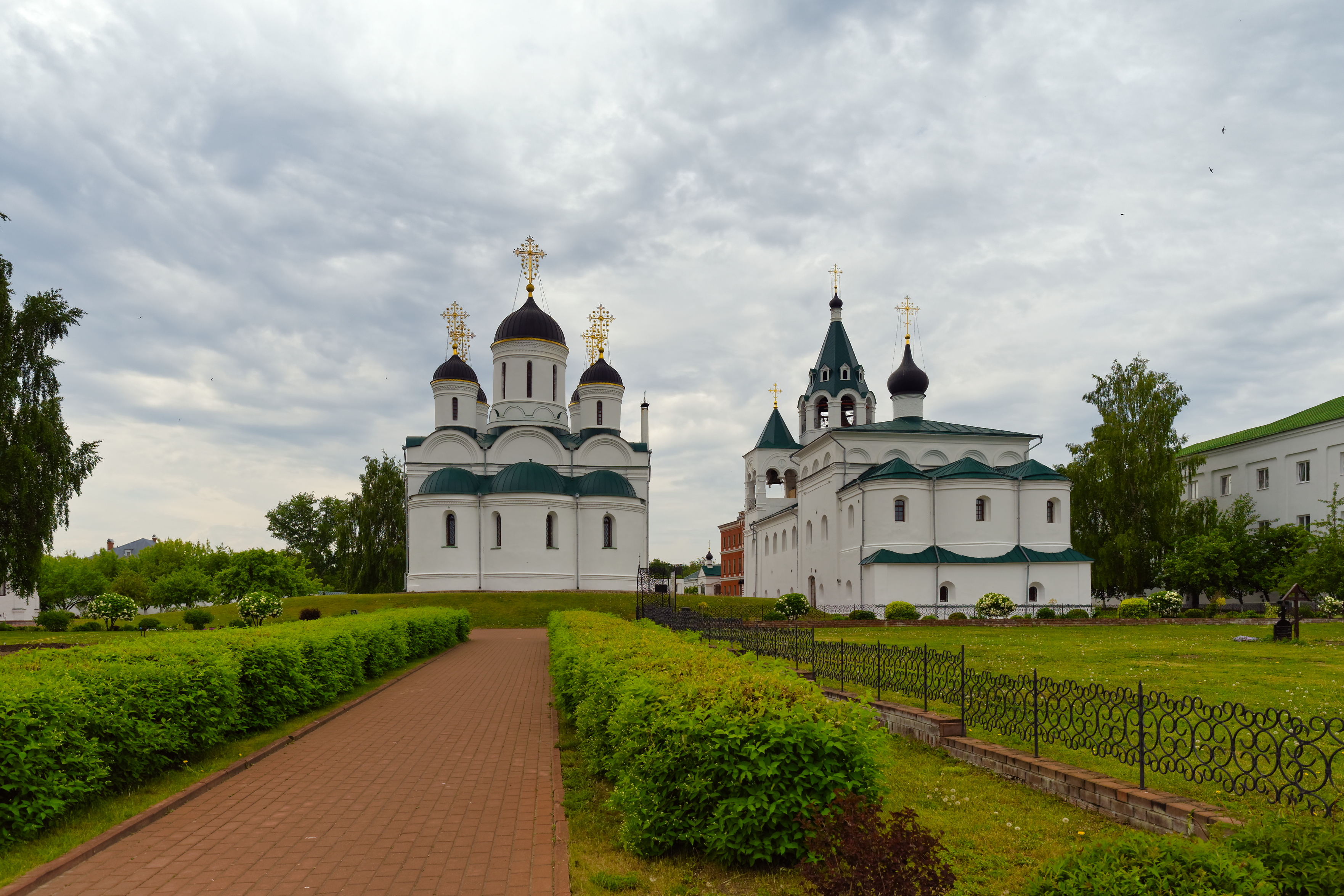 Спасо-Преображенский собор и Покровская церковь в монастырском саду Мурома