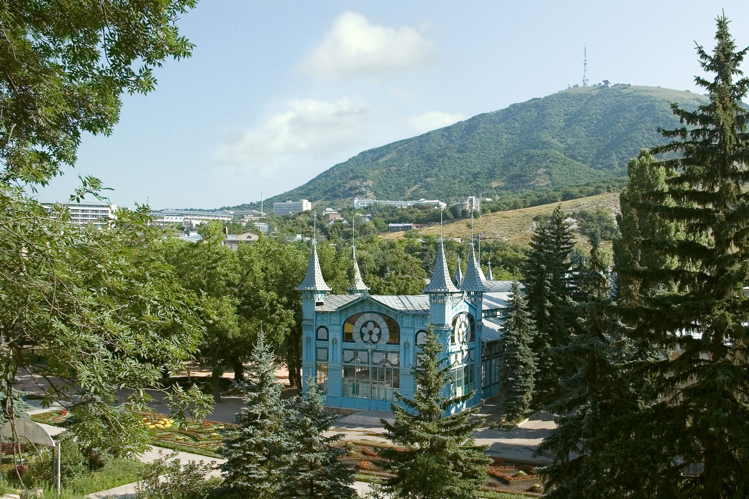 Курортная галерея и гора Машук в Пятигорске