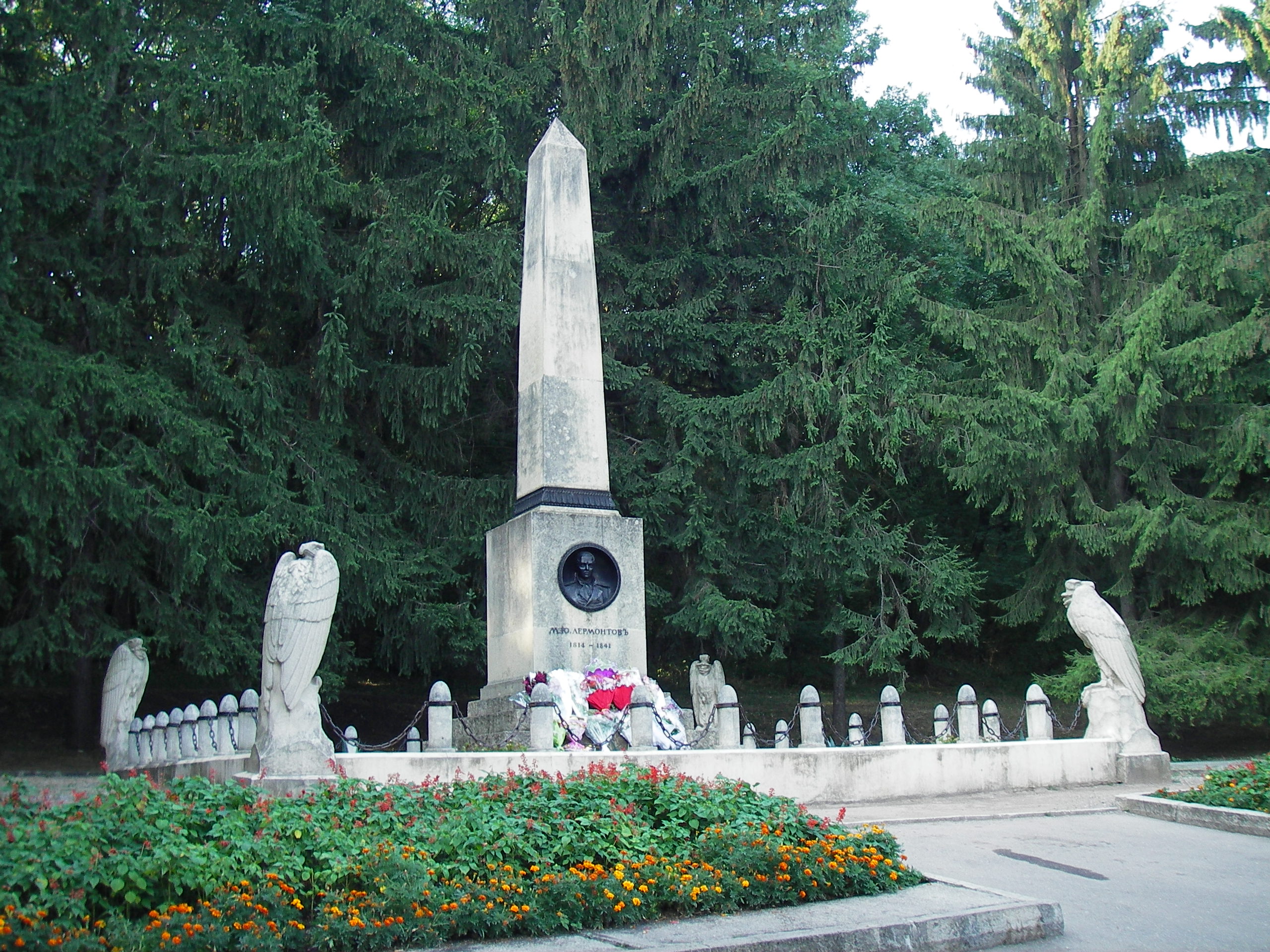 Мемориал дуэли Лермонтова среди деревьев