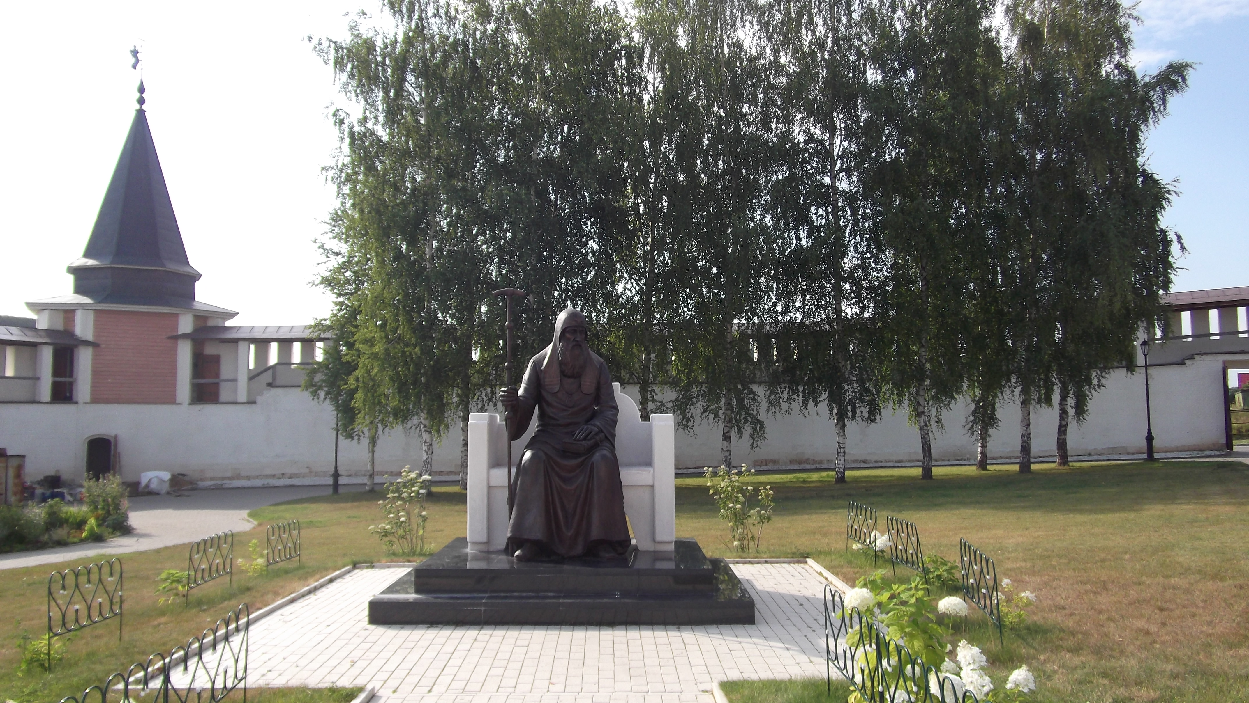 Памятник патриарху Иову
