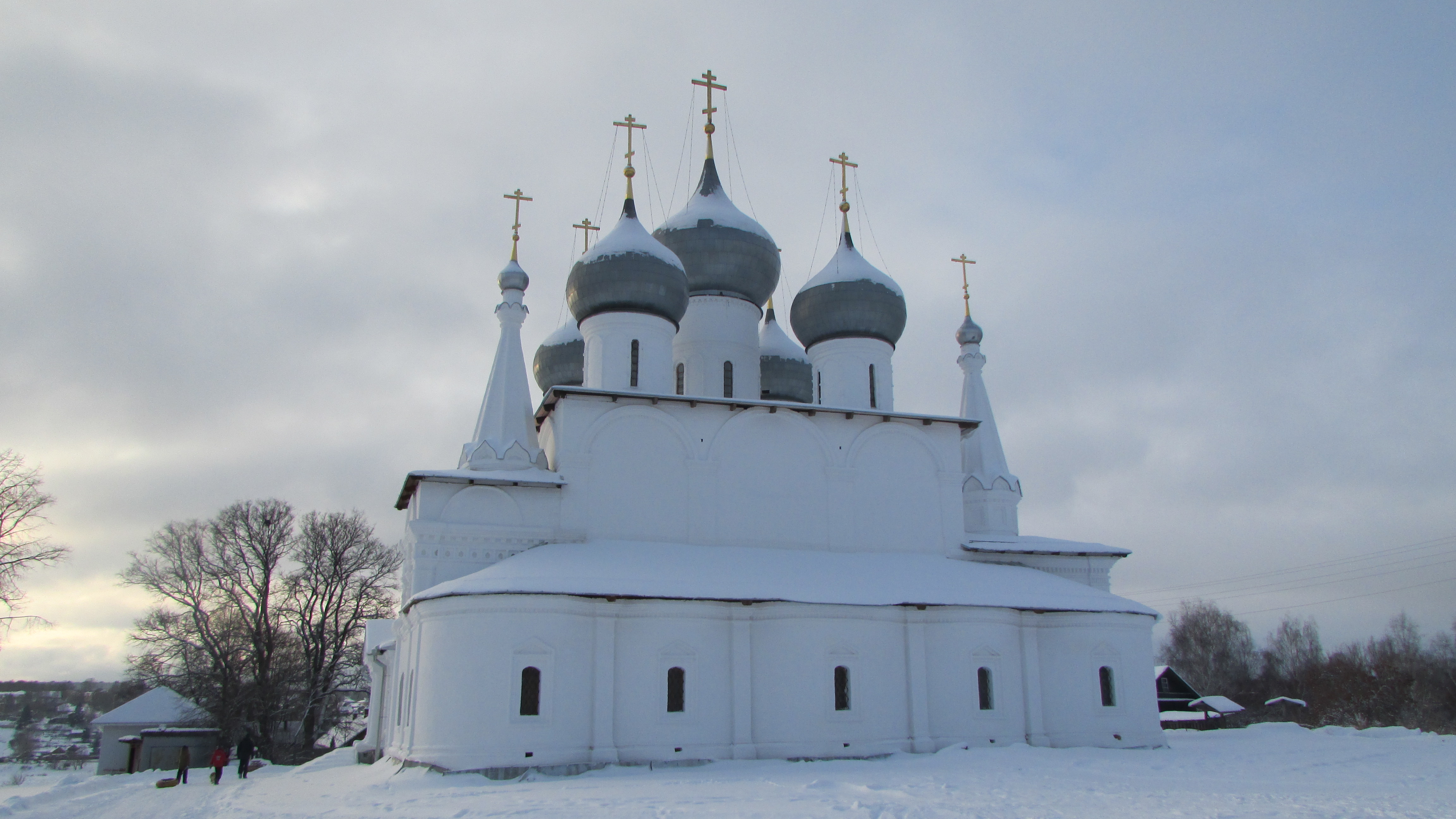 Крестовоздвиженский собор Романова зимой, фасад и пять глав