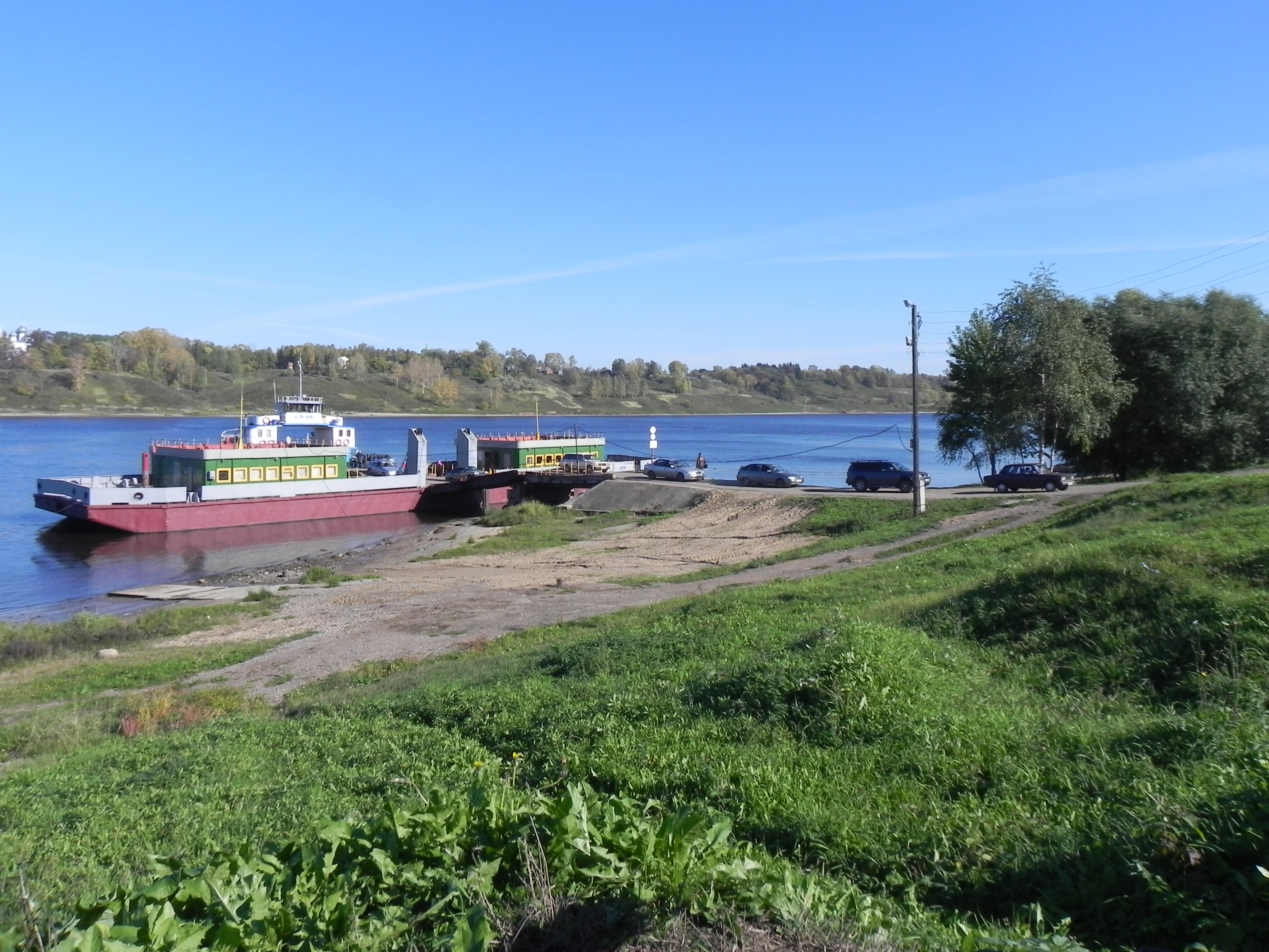 Тутаевский паром у берега Волги; фотография не подтверждает текущее расписание
