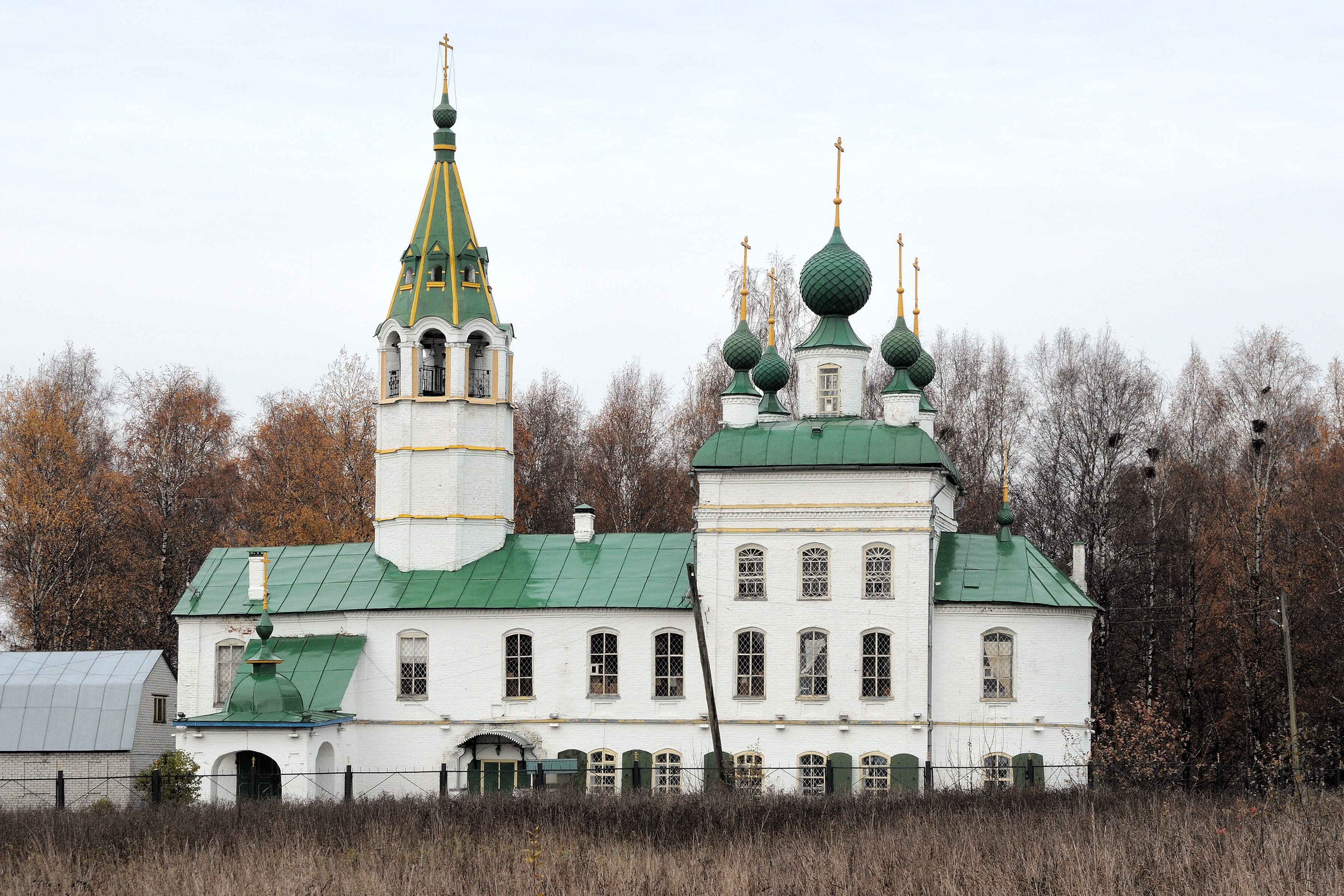 Леонтьевская церковь в Тутаеве: белые фасады, зелёные главы и колокольня