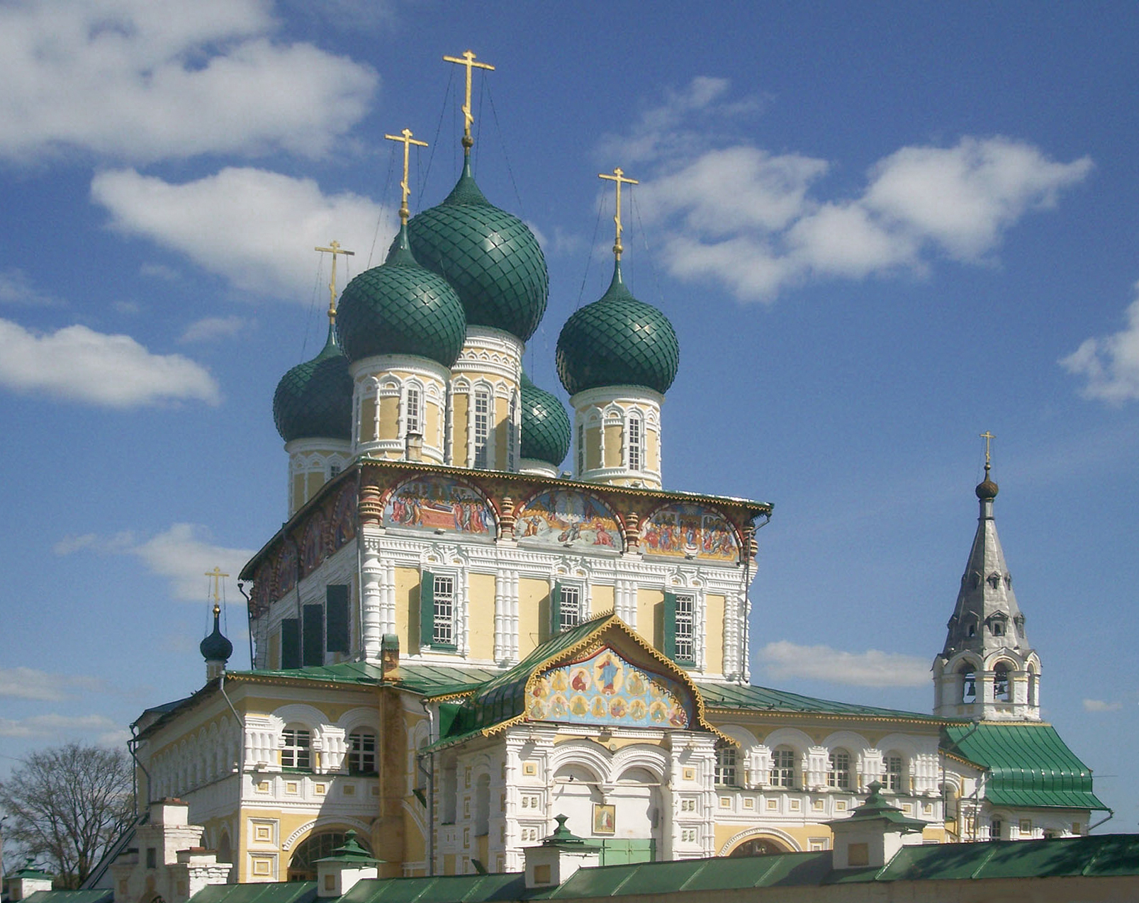Воскресенский собор Тутаева весной: главы, кресты и расписные фасады