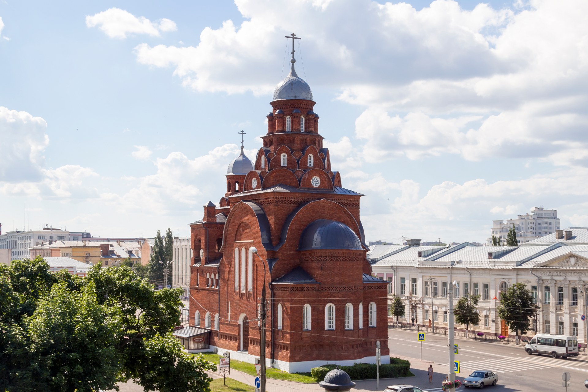 Краснокирпичная Троицкая церковь во Владимире