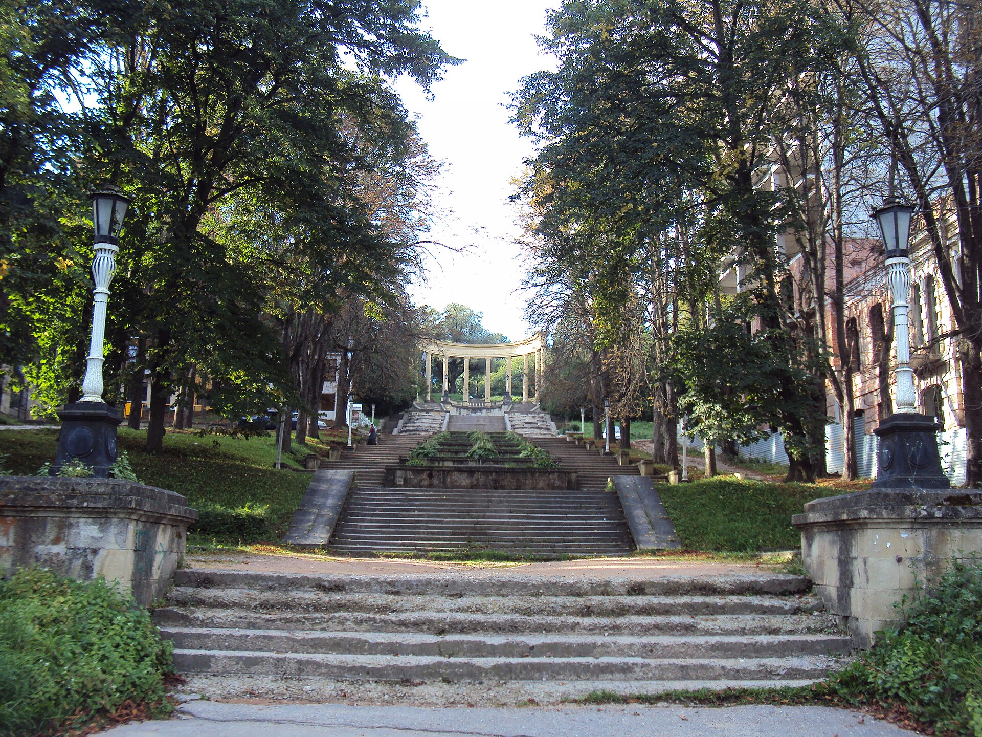 Каскадная лестница Кисловодска. Фото 2013 года.