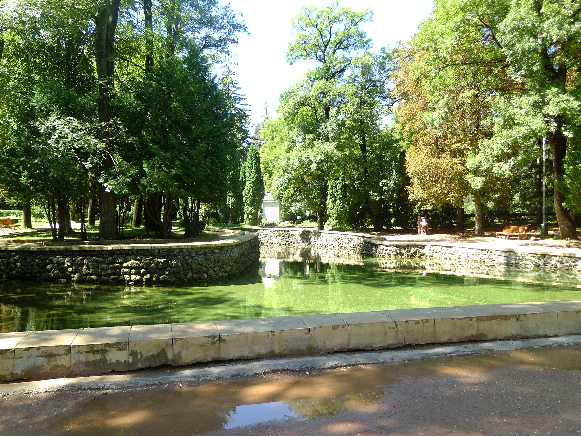 Зеркальный пруд Кисловодска. Фото 2012 года.