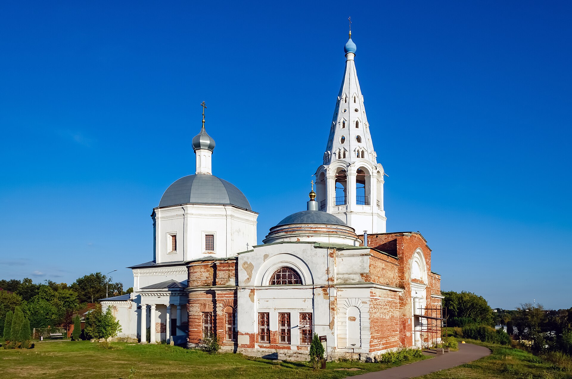 Троицкий собор на Соборной горе Серпухова. Фото августа 2026 года.
